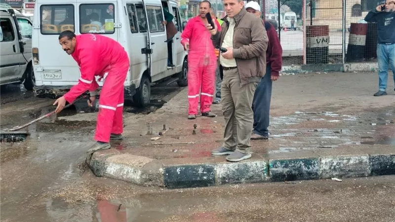 محافظ الشرقية يوجه بالدفع بسيارات الشفط والكسح لرفع مياه الأمطار|صور 