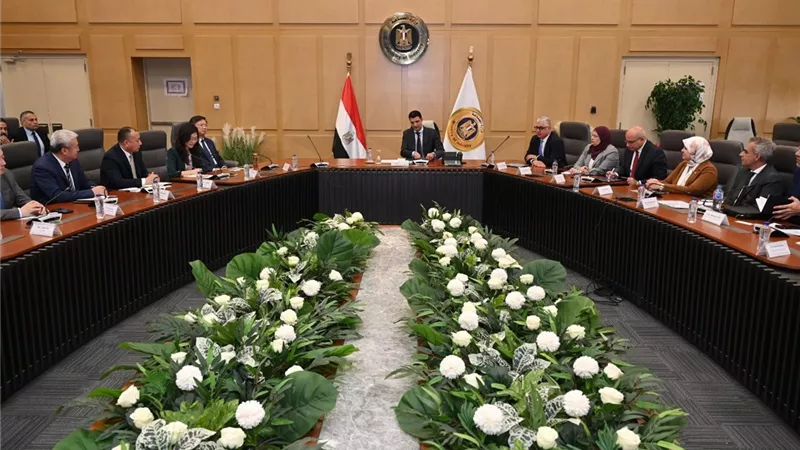 اجتماع هام لوزير الصناعة مع مجموعة 