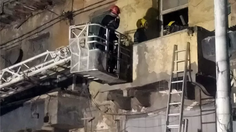 استخراج سيدة مصابة من تحت أنقاض انهيار جزئي بعقار في حي الجمرك بالإسكندرية