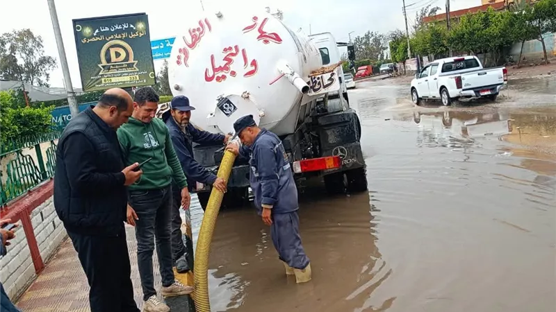 رئيس مدينة دسوق : استمرار العمل لرفع تجمعات الأمطار دون توقف
