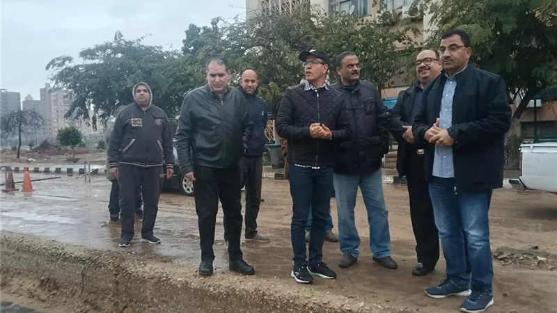 رئيس جامعة بنها يتفقد المنشآت الجامعية ويعلق الدراسة بسبب حالة الطقس 