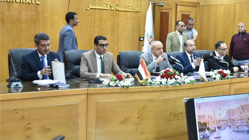 محافظ الأقصر يترأس جلسة المجلس التنفيذي لمناقشة ملفات التنمية والخدمات 