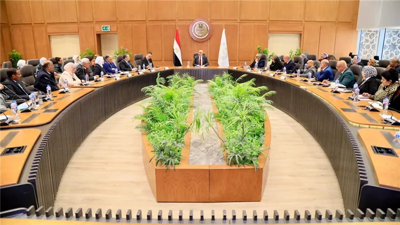 وزير التعليم يشدد على الالتزام بتدريس مواد الهوية الوطنية بالمدارس الدولية