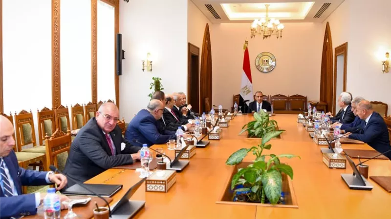 وزير الخارجية يستعرض 
