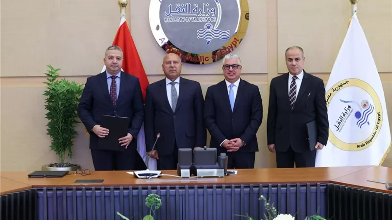 وزير النقل يشهد توقيع اتفاقين لتطوير وتشغيل محطة صب جاف بميناء السخنة
