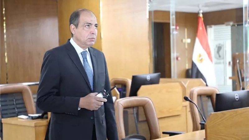 من داخل مركز السيطرة.. محافظ المنيا يتابع تطورات حالة الطقس