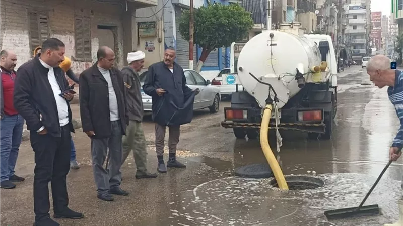 رئيس مدينة كفر الشيخ يتابع عملية كسح مخلفات الأمطار بالشوارع