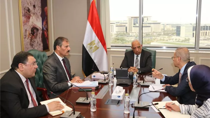 وزير الكهرباء يتابع خطة الطوارئ لتأمين الشبكة وسط تحديات الطاقة العالمية