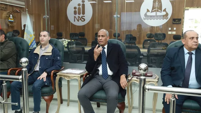 محافظ كفرالشيخ يتابع أعمال كسح مياه الأمطار بالمراكز والمدن