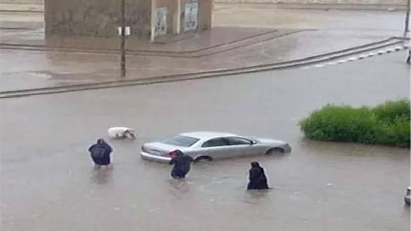 إنقاذ على الطرق.. أرقام الإغاثة المرورية في حال تعطل سيارتك وسط الأمطار 