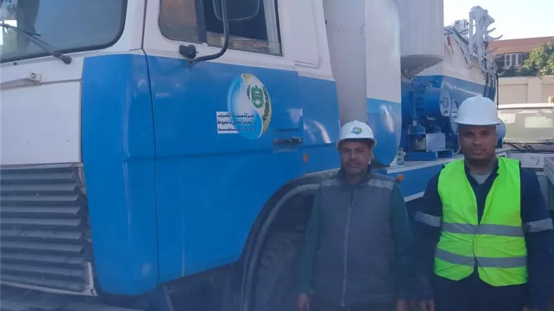 أبطال في مواجهة الطقس.. جنود الظل بأسيوط يواصلون العمل رغم التحديات