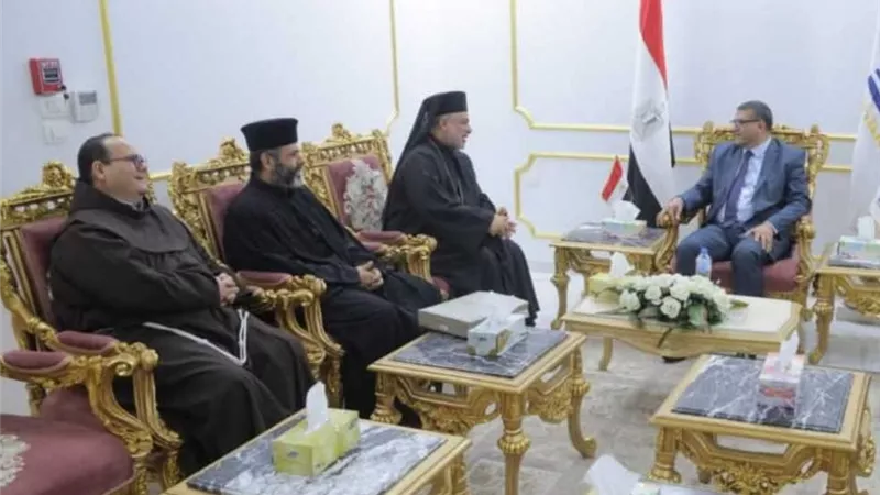محافظ قنا يستقبل مطران 
