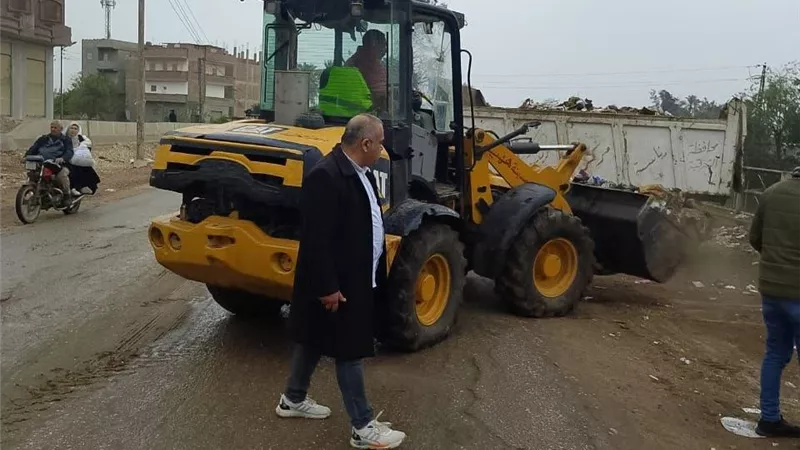 تزامناً مع رفع مياه الأمطار.. حملات نظافة وإزالة المخلفات بمراكز الشرقية
