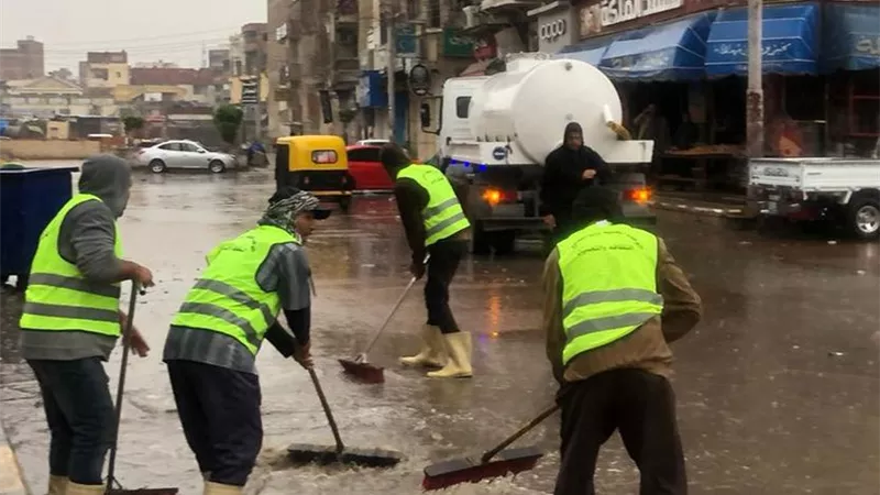 أبطال في مواجهة الطقس.. عمال نظافة البحيرة يواصلون سحب المياه من الشوارع