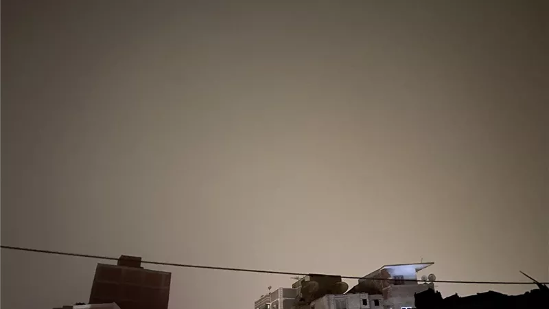 سماء مضيئة وسحب كثيفة.. أمطار متقطعة ورياح تضرب المنيا ليلًا