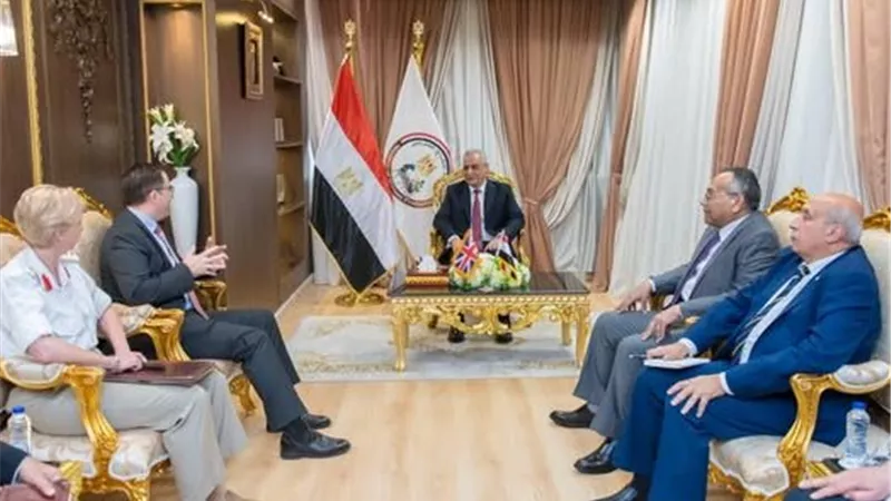 وزير الدولة للإنتاج الحربي يبحث مع السفير البريطاني تعزيز التعاون 