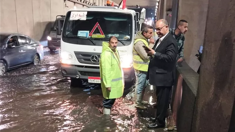 سكرتير عام الجيزة يتفقد جهود التعامل مع مياه الأمطار 