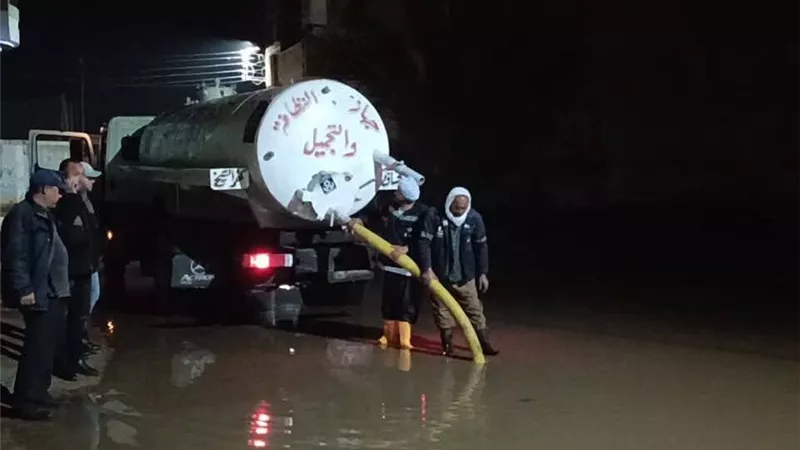 عمال وسائقي منظومة النظافة بدسوق يواصلون رفع مياه الأمطار