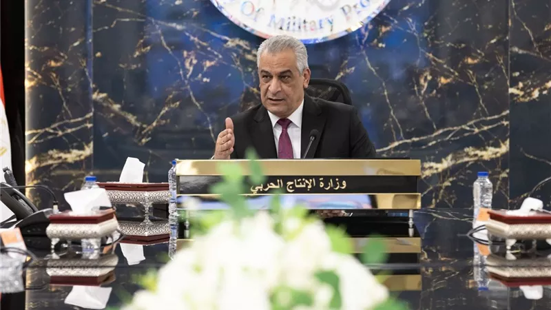 وزير الإنتاج الحربي يتابع سير العمل بالشركات ويوجه بترشيد استهلاك الكهرباء
