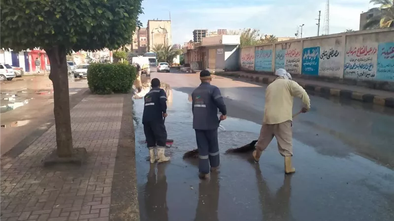 رئيس مركز ومدينة كفر الشيخ يتابع استكمال رفع مياه الأمطار بحي غرب 