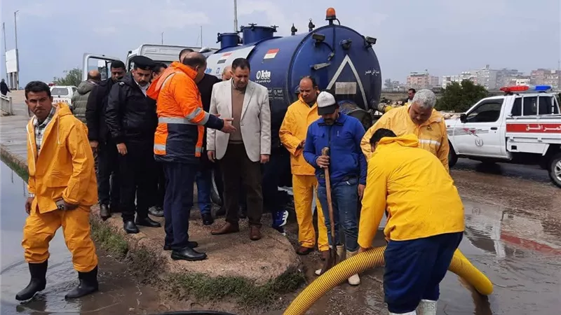 مياه دمياط: المحافظ ورئيس شركة مياه الشرب يتابعان كسح مياه الأمطار 