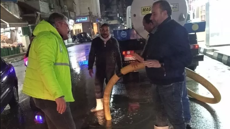  الأجهزة التنفيذية بالشرقية في الميدان.. متابعة مكثفة لرفع آثار الأمطار|صو
