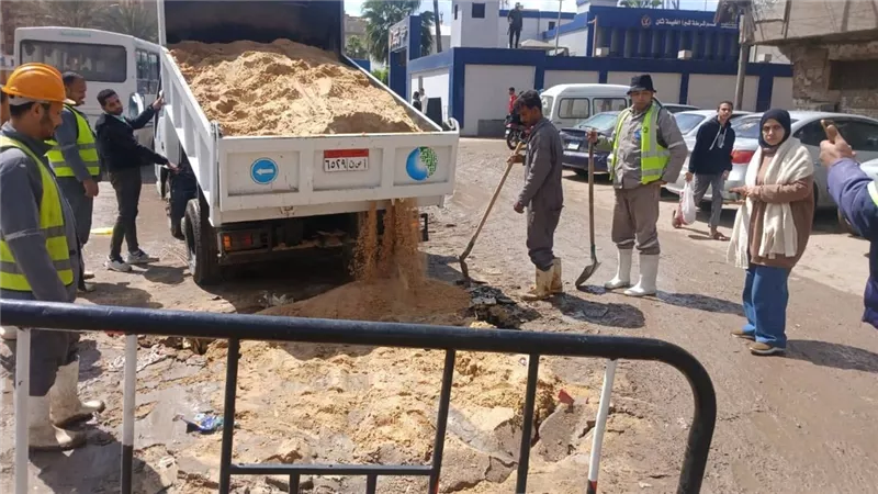 إصلاح هبوط أرضي بشارع 15 مايو بشرق شبرا الخيمة وإعادة الحركة المرورية