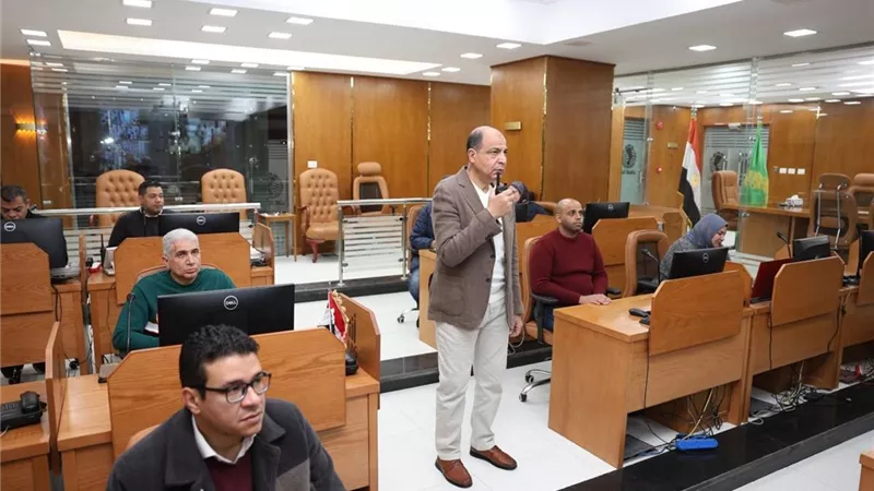 من داخل مركز السيطرة.. محافظ المنيا يصدر تكليفات فورية لرؤساء المدن التسعة