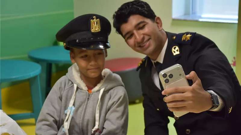 ضباط الأقصر يوزعون الهدايا داخل أقسام 
