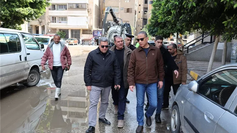 محافظ الجيزة يتفقد أعمال شفط مياه الأمطار ويوجه برفع التجمعات بالشوارع