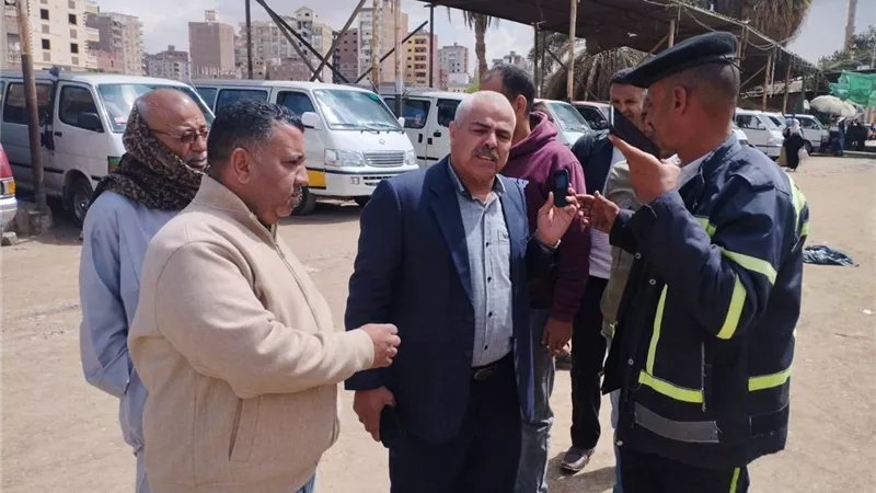 رئيس مدينة مغاغة يتابع المواقف وتشغيل أتوبيس جديد لتحسين خدمات النقل