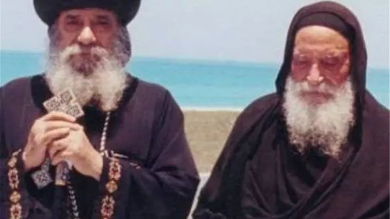 الخلاف الصامت.. كيف اختلف البابا شنودة ومتى المسكين دون أن ينقسم الإيمان؟