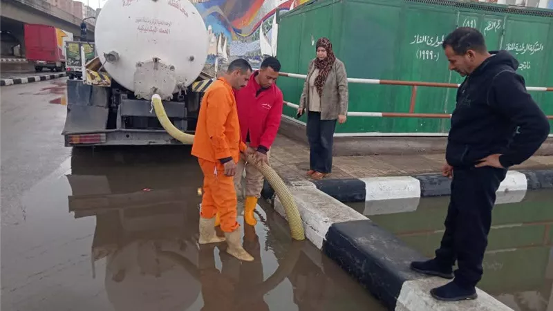 «عبير عبد القادر» بطلة الميدان في مواجهة تقلبات الطقس بدمنهور