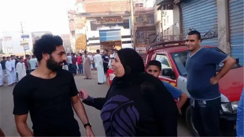 نجم في السماء وجذور في الطين.. محمد صلاح ودرس الوفاء لأهالي نجريج|صور