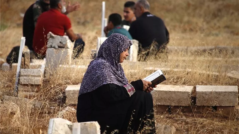 دعاء للميت بعد الدفن.. كلمات مكتوبة تنفعه وتثبته عند السؤال