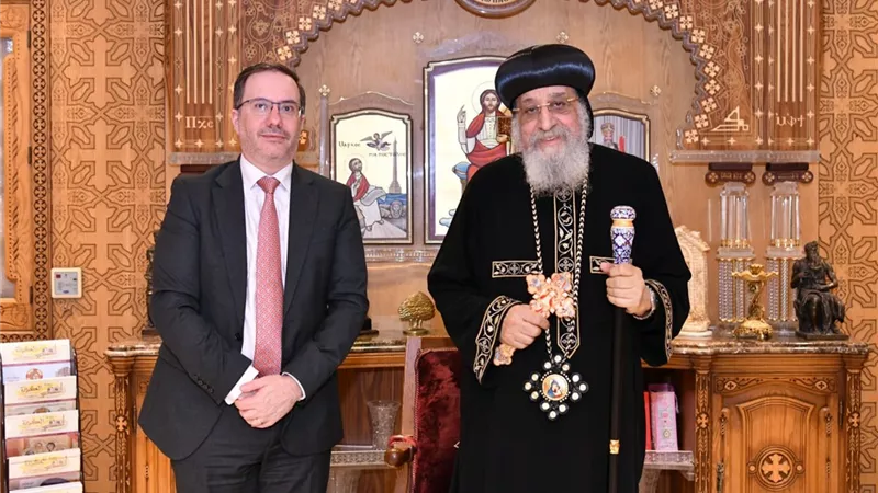 البابا تواضروس يستقبل السفير البريطاني بعد حضوره قداس عيد الميلاد