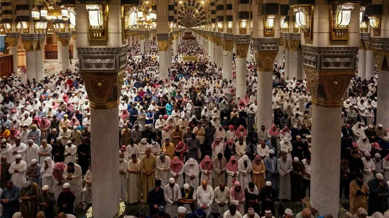 خطيب المسجد النبوي: حافظوا على طاعات رمضان ولا تفرطوا فيها