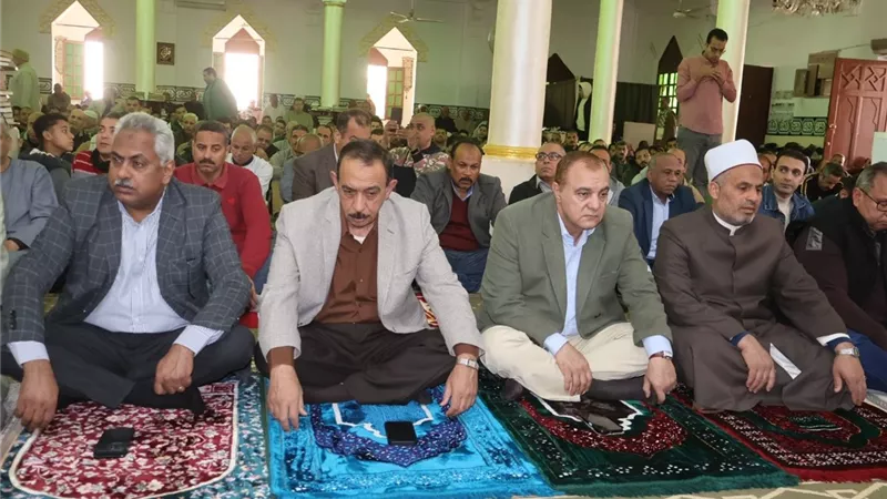 محافظ سوهاج يشهد خطبة الجمعة حول مخاطر 