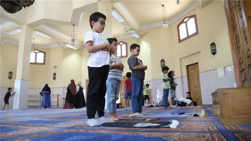 حكم إمامة الصبي المميز لأمه في الصلاة.. دار الإفتاء تجيب