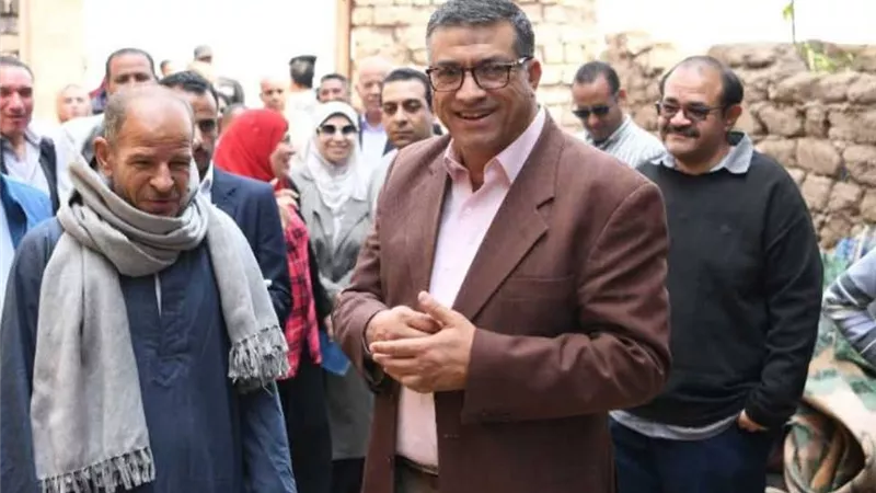 محافظ قنا يتفقد 