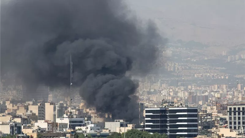 إسرائيل تشن ضربات على أكبر مصنعين لإنتاج الفولاذ في إيران 