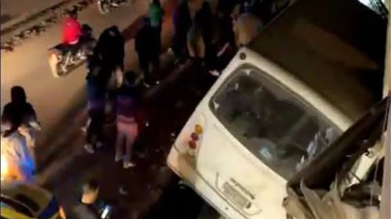 الباص دخل البلكونة.. سقوط أتوبيس على جانب الطريق الدائري