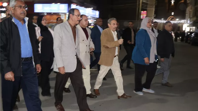 جولة مسائية لمحافظ سوهاج بحي شرق تُسفر عن رفع عدد من  الإشغالات