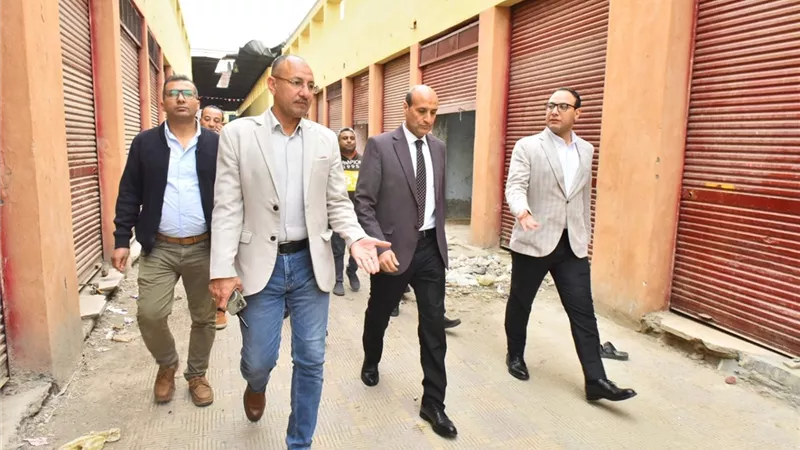 في جولة ميدانية.. محافظ أسيوط يشدد على رفع كفاءة السوق الحضاري بالحمراء