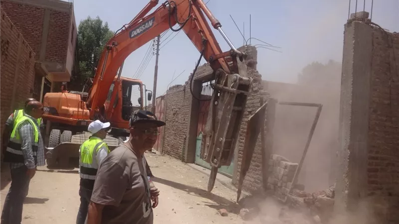 محافظ الأقصر يشدد على الالتزام بالجدول الزمني لإزالة المخالفات بالمراكز