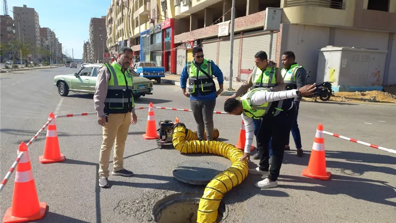 «مياه القناة» تواصل أعمال الملس والتطهير بقطاع السويس
