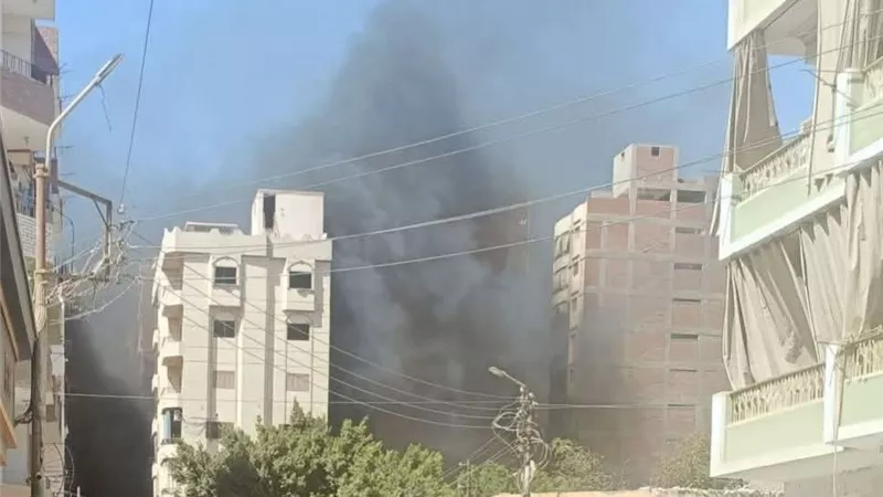 حريق يلتهم أجزاء من قاعة أفراح بمدينة ملوي والحماية تدفع بسيارات الإطفاء