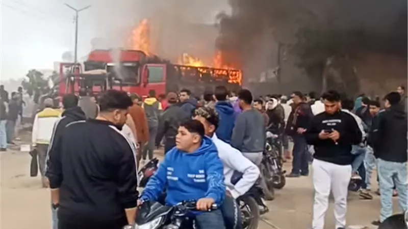 اندلاع حريق في سيارة بشركة شحن بمنطقة كرداسة 