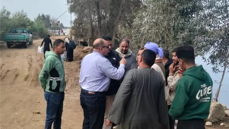 بعد ارتفاع منسوب المياه.. رئيس «كوم حمادة» بالبحيرة يتفقد طرح النهر