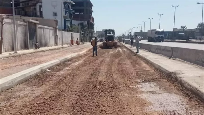 ضمن الخطة الاستثمارية.. استكمال أعمال التمهيد والرصف بحارة الخدمة بدمنهور